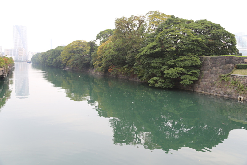 【江戸城】浜離宮の南東方向の堀を撮影。堀は築地川。<br>      写真左上に水上バスの発着場があり、小さく船が写っている。<br><br>      1867年、火災に遭った海軍所（軍艦操練所の後身）が、浜離宮に移転した。ということは、咸臨丸などの幕府艦船もあの辺りに繋留されていただろうか。