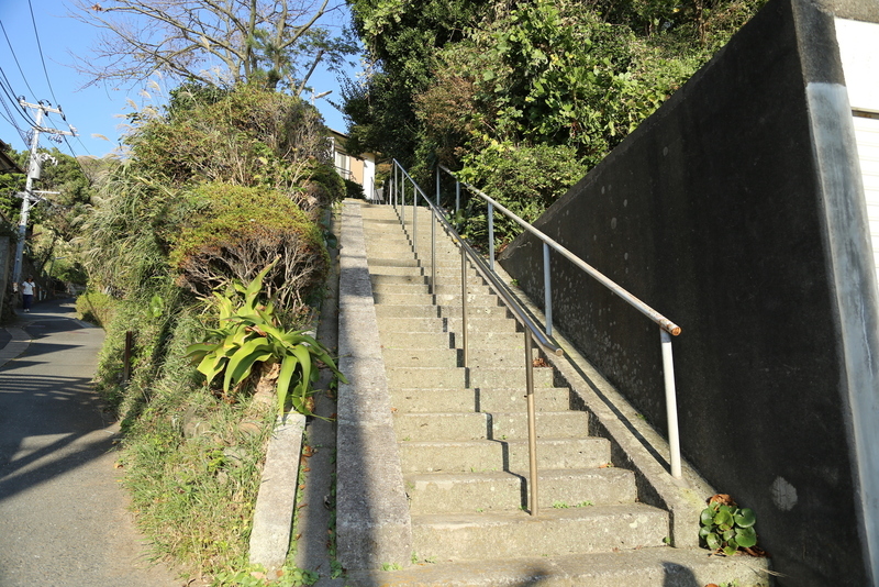 【住吉城】住吉城の入り口階段。<br>      ここを登っていくと、正覚寺がある。さらに行くと、住吉神社があり、そこに住吉城址の板が置いてある。<br>      