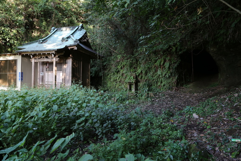 【住吉城】左が住吉神社で、中央に祠があり、右手に隧道がある。<br>      