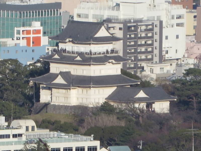 【石垣山一夜城】石垣山一夜城の本丸から小田原城を撮影。 デジカメで約60倍ズーム。 小田原城天守閣の高欄の人が識別できる。