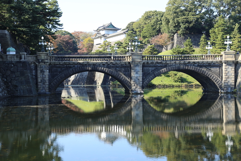 <p>【江戸城】水面の映る皇居の二重橋と伏見櫓。 外国人の団体さんがここの後ろでよく集合写真を撮っている。</p>