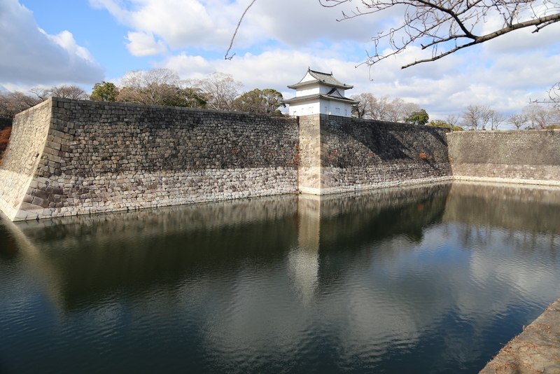 【大阪城】手前が南外堀で、中央が一番櫓。<br>      左の石垣隅に、二番櫓があったが、昭和２０年の空襲で焼失した。