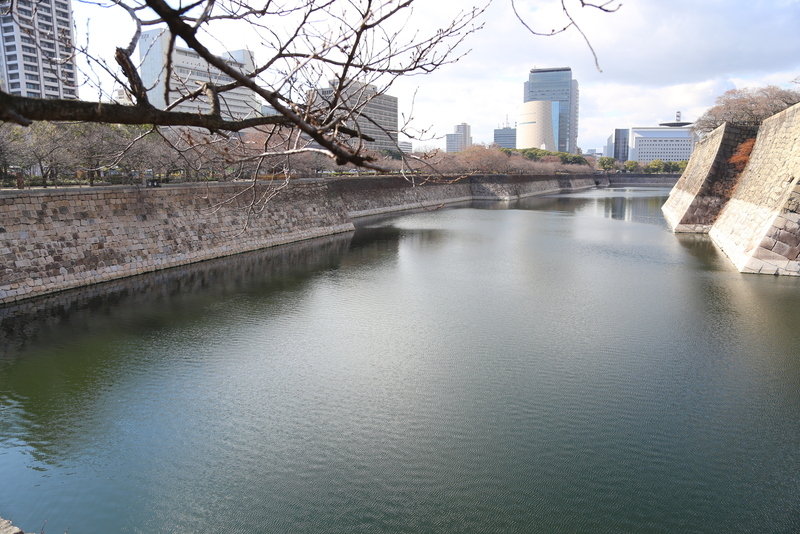 【大阪城】南外堀の東側から西側を撮影。<br>      最大堀幅は約75m。<br>      大坂城は南側が台地続きなので、そのように大規模な濠が作られた。<br><br>      南外堀には7つの櫓があったが、明治維新の時（1868年）に、四番、五番、七番櫓が焼失し、先の大戦（1945年）で二番、三番櫓が焼失した。
