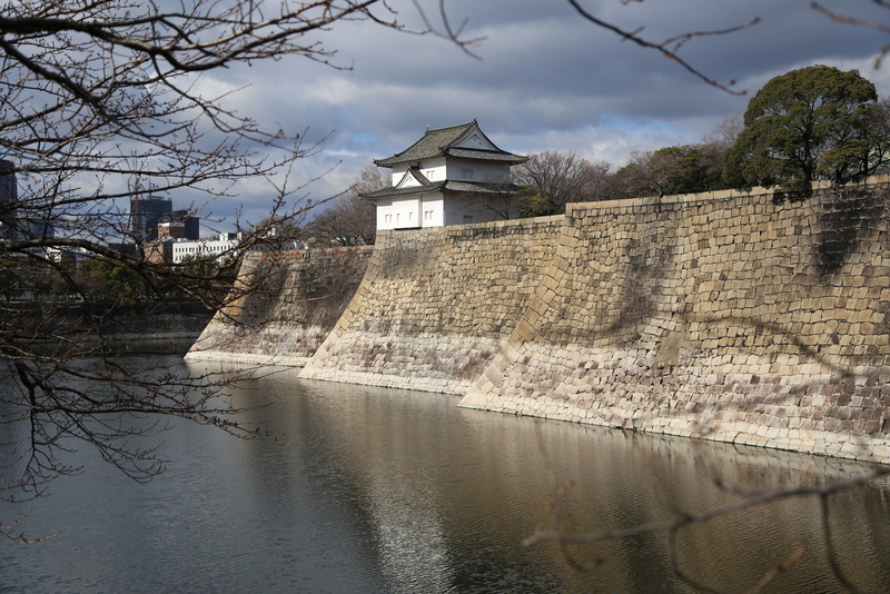 【大阪城】中央の櫓が南外堀の六番櫓。<br><br>      六番櫓の左奥の折れに、七番櫓があった。<br>      七番櫓は明治維新時（1868年）に焼失した。