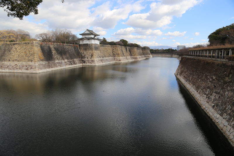 【大阪城】南外堀の西側から東側を撮影。<br>      中央やや左上の櫓が六番櫓。<br><br>      江戸時代、ここに二番櫓から七番櫓がズラッと並んでいた。<br><br>      最大堀幅は約75m。