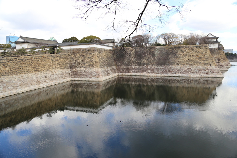 【大阪城】左が大手門、右端に六番櫓が見える。<br>      六番櫓手前の折れ部分に、かつては七番櫓があった。<br>      七番櫓があると、やはり、防御力がアップしそう。