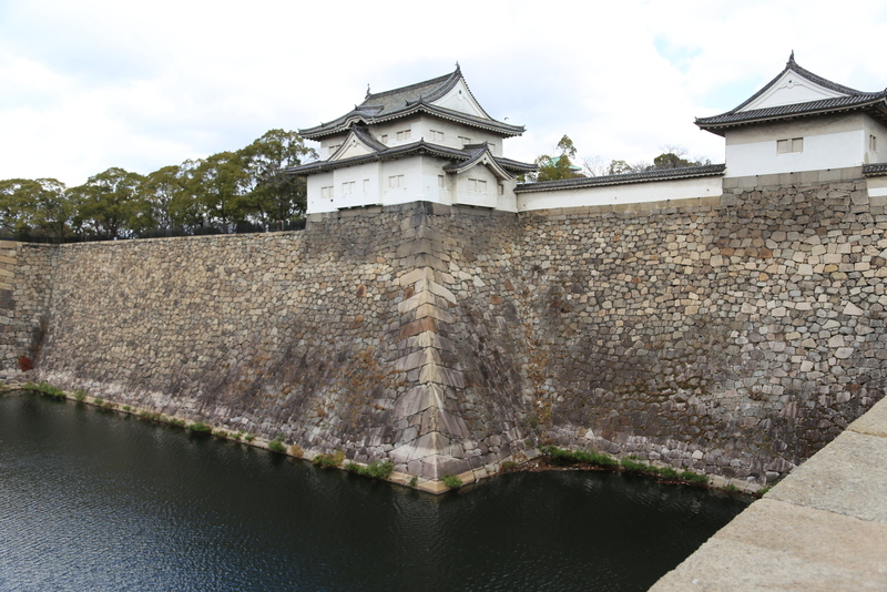 【大阪城】大手門の北にある千貫櫓。<br>      大砲がない時代、恐るべき横矢掛かりだったと思われる。石山本願寺時代からあったと伝わる。