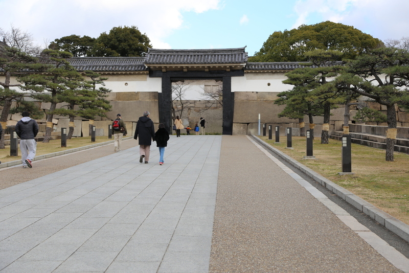 【大阪城】大手口枡形高麗門。<br>      左右に巨大な鏡石が配置されている。<br><br>      現在の高麗門は1848年に再建された。