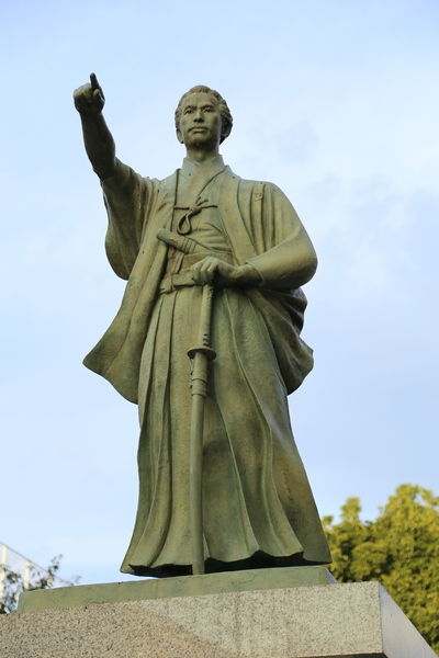 東京都墨田区役所にある勝海舟像。<br><br>墨田区役所前にある、壮年期の勝海舟像。<br>指し示す先には、東京湾があり、その先は太平洋である。