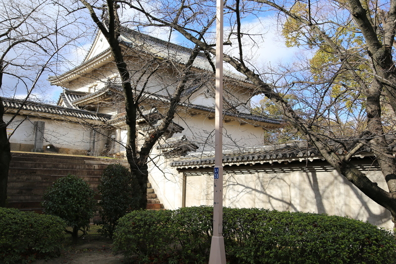 【大阪城】千貫櫓の裏側。<br>      裏側は窓などはなく、「のっぺらぼう」になっている。