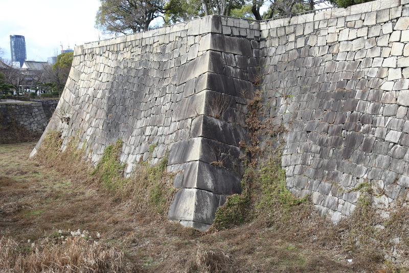 【大阪城】二の丸から本丸に入る桜門の西側にある石垣。<br>      投げやりな程大きい角石。