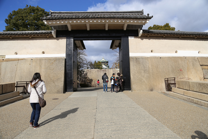 【大阪城】本丸入り口の桜門。<br><br>      左右に鏡石が据えられている。右が龍石。左が虎石。<br>      奥の巨石が蛸石で、大坂城最大を誇る。