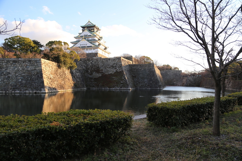 【大阪城】内堀の西側から天守方面を撮影。<br>      天守がある曲輪が本丸で、右側に一段下がっているのが、隠し曲輪。