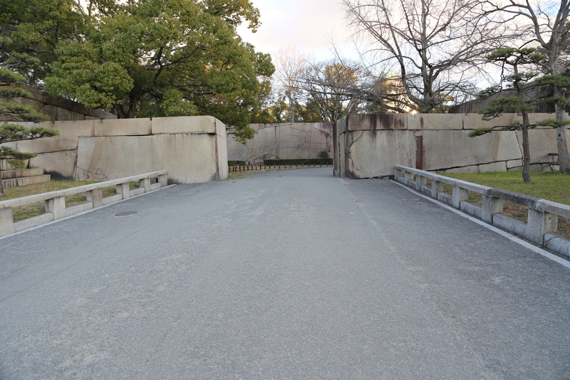 【大阪城】京橋口。<br><br>      奥の巨石が大坂城2番目の巨石、肥後石。<br>      肥後石というと加藤清正を連想するが、実際は備前藩池田忠雄が小豆島から切り出した。<br><br>      京橋口枡形は良い状態で残っていたが、1945年の空襲で消失した。