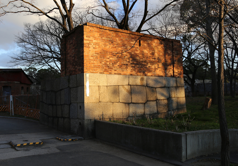 【大阪城】外曲輪の筋鉄門の石垣。<br>      明治維新後、陸軍の砲兵工廠（軍需工場）が置かれたため、石垣の上にレンガが積まれているという奇観を形成している。<br><br>      なお、江戸時代には、外曲輪には米蔵や薪蔵などがあったらしい。