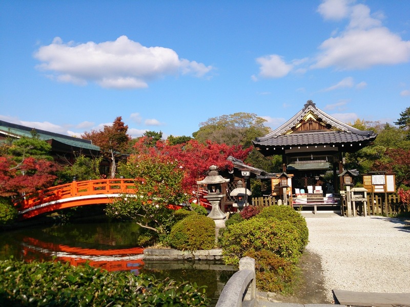 ＜神泉苑＞<br>平安京造成時から現存するパワースポット<br><br>【祇園御霊会】<br>869年東北地方に巨大地震と津波が押し寄せ、京都では疫病が流行していた。<br>この時、当時の日本の国の数である66本の鉾を立て、神輿を送って、平安を祈った。<br>これが「祇園祭の起源」と言われる。<br><br>【逸話】<br>・弘法大師が雨乞いをし、見事雨をもたらした。<br>・同じく雨乞いの儀式にて、源義経が舞を奉納する静御前を見染めた。