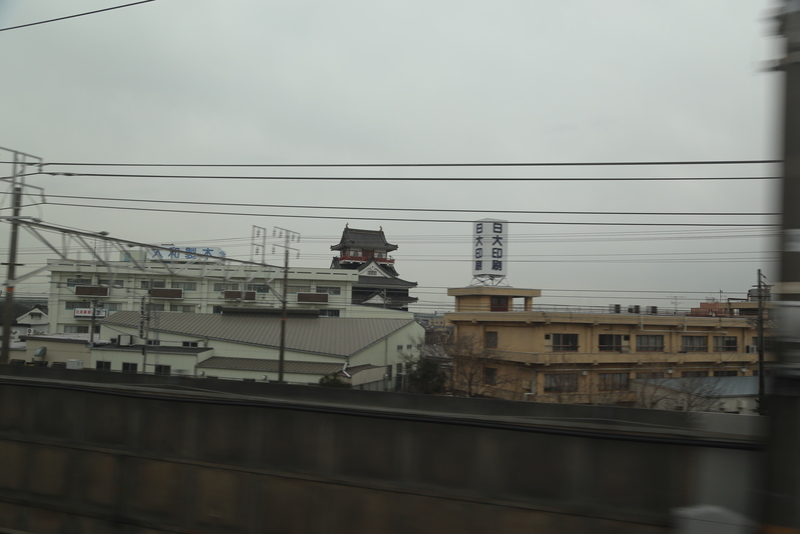 【【清洲城】新幹線から清州城を撮影。】新幹線から撮影した清州城の模擬天守。

関ヶ原の戦いの当時、清洲城には30万石ともいわれる大量の兵糧が蓄えられていた。もちろん、これは豊臣秀吉が徳川家康からの攻撃を想定してのことだろう。

清洲城主は福島正則で、秀吉に取り立てられた武将である。他にも、掛川城に同じく秀吉恩顧の山内一豊を置くなど、秀吉は秀吉恩顧の武将たちで東海道沿いを固めていた。

しかし、これら秀吉恩顧の武将たちは、石田三成が挙兵すると、徳川家康に味方してしまう（小山評定）。
それは小山評定で、福島正則が家康に従うことを明言したことで、この流れが作られたと言われている。

確かに関ヶ原の戦いでは、清洲城は戦場にならなかったが、戦場が関ヶ原となった大きな理由の一つが、清洲城（福島正則）を徳川家康が取り込んだことにあった。