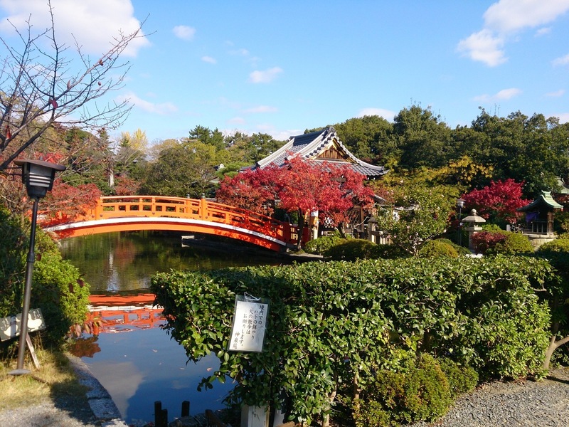 ＜神泉苑　法成橋＞<br>・願い事を一つだけ思いながら渡り、渡った先にある「善女竜王社」にお参りすると、その願いが成就すると言われる。