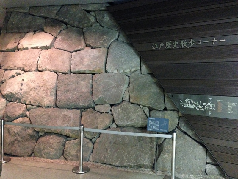 【江戸城】南北線市ヶ谷駅地下の石垣の全体像。<br><br>10m弱ほどの石垣だが、矢穴、刻印、間石、グリ石（裏込）、飼石など、盛りだくさん。