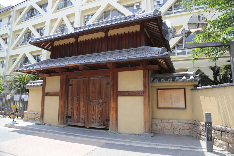 【茨木城】茨木小学校の東側に復元された茨木城櫓門。