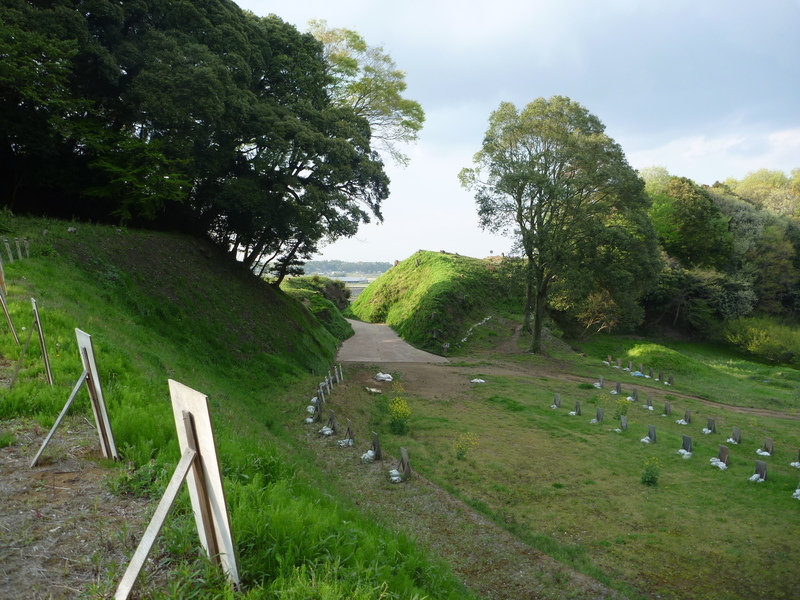 【本佐倉城のⅣ郭から東山にかけて】<p>写真を撮っている辺りが本佐倉城のⅣ郭で、中央右下が東山馬場で、右上が東山。<br>東山は北側（印旛沼方面）と東側からの攻撃に対して、睨みを効かせる位置にある。</p>