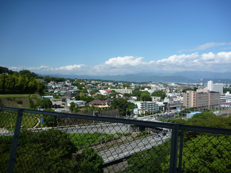 <p>小田原城の展望スペースから丹沢山地方面をのぞむ。</p>