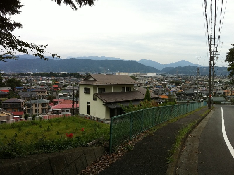 【岩原城から松田城方面（北東）をのぞむ。】<p>岩原城から松田城方面を目視できるのが分かる。</p>
<p>北条早雲が関東入りする以前から、松田氏は足柄方面から勢力を強めてくる大森氏に危機感を持っており、関係はよくなかった。やはり、対立勢力が目に見える範囲にいるというのは緊張感を高めたことだろう。のちに、松田氏は北条早雲を小田原に引き入れ、大森氏を討つことになる。</p>