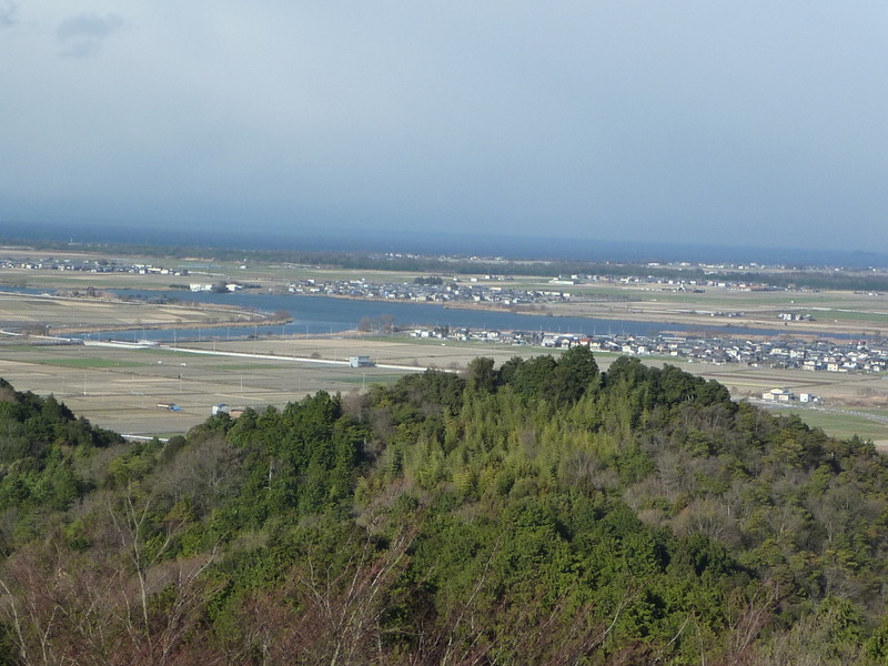 【安土城】天守付近から北側を撮影。琵琶湖が見える。当時は手前の陸地がほとんどなかった模様。