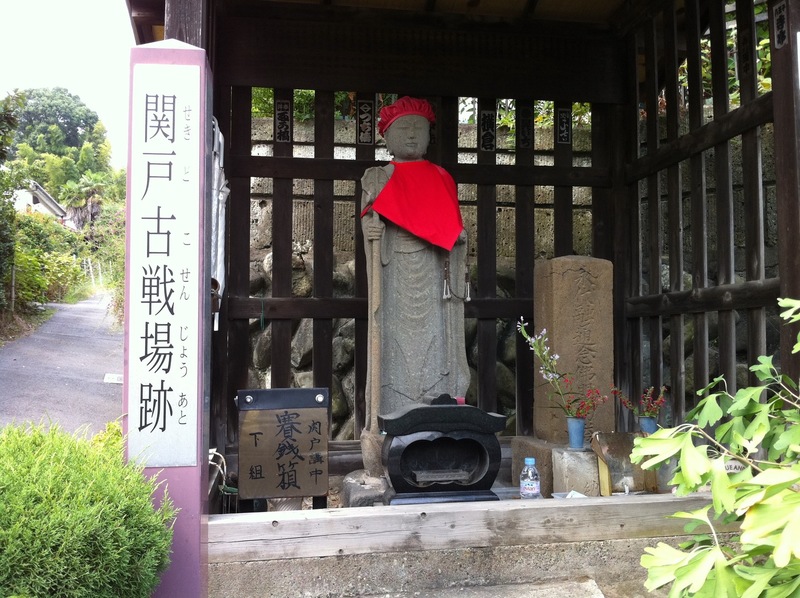 【関戸古戦場跡の標柱】<p>関戸城を目指して自転車で走っていて、偶然見つけた関戸古戦場跡の標柱。</p>
<p>1333年に新田義貞が分倍河原と関戸で鎌倉幕府軍と戦って勝利し、その数日後に鎌倉を陥落させている。つまり、この地を制して、はじめて鎌倉への道が開かれるのである。</p>