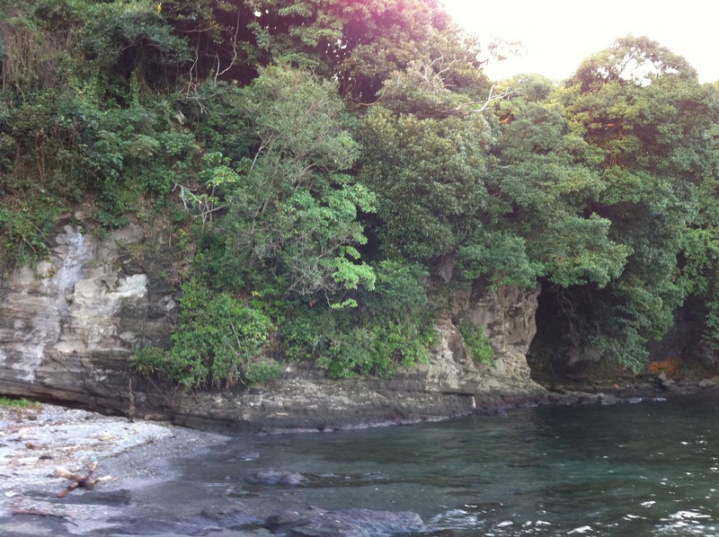【新井城】米蔵だったという洞窟