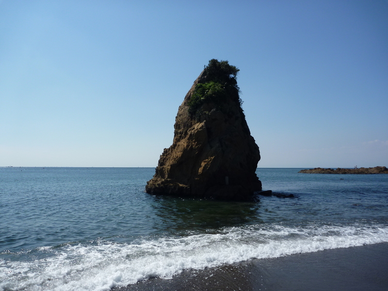 <p>奇岩の立石（神奈川県横須賀市秋谷）。<br>500年ほど前、この石の近くの道を、三浦道寸は逃げ、北条早雲は追ったのかもしれない。</p>