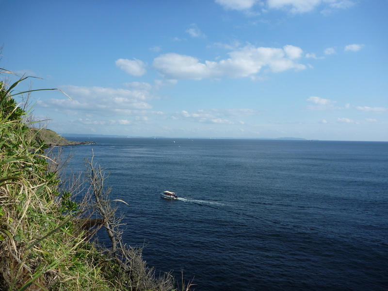 <p>三崎城の対岸にある城ヶ島から安房（千葉）方面を遠望。</p>
<p>安房（鋸南町から南房総市付近）を目視できる。地図で確認すると、約20km弱だった。</p>
<p>戦国初期、北条早雲に陸から包囲された新井城の三浦勢は早雲勢に陸から包囲された後も、三浦水軍を使って、海からの補給を得ることができた。そのため、新井城に籠城してから3年もの間、支え続けることができたという。</p>
<p>新井城への補給のために、房総から補給船がここを通ったかもしれない。</p>