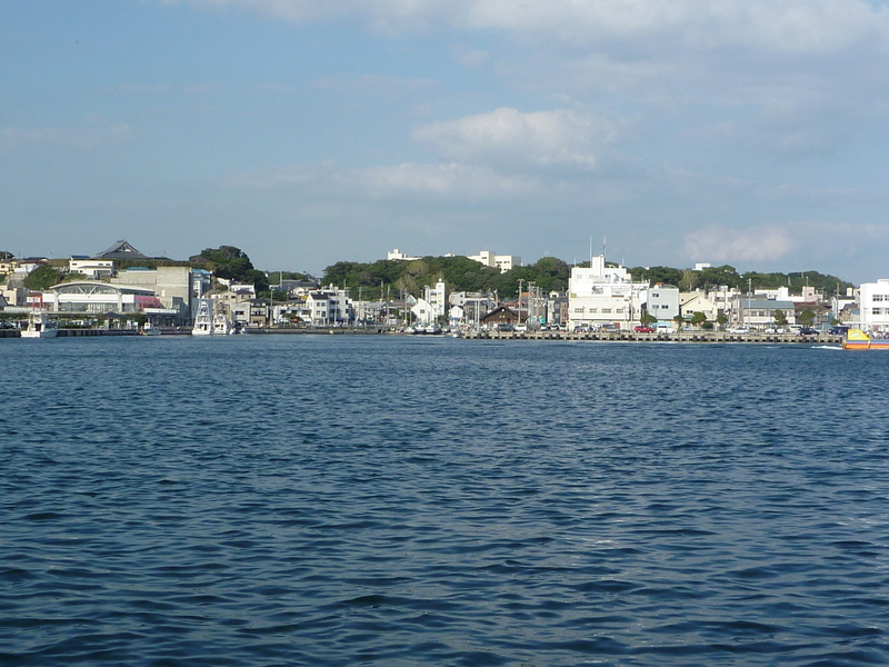 <p>城ヶ島から三崎港をのぞむ。 三崎港の背後に台地がある。そこに三崎城があった</p>