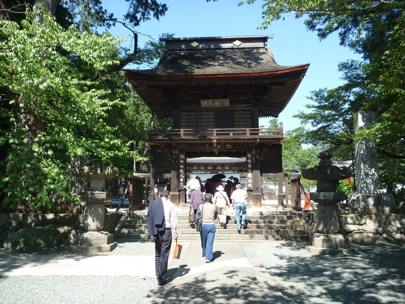 【恵林寺山門】<p>恵林寺は武田家滅亡の時、織田信長に焼かれた。恵林寺の住持、快川紹喜が「心頭滅却すれば火もまた涼し」と唱えて、火定したことは有名である。</p>
<p>山門はその場所に建てられたという。</p>
