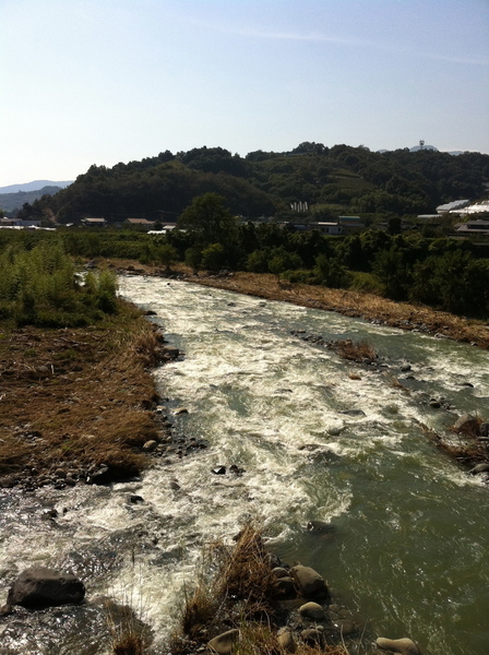 <p>恵林寺から石和に向かう時に渡った橋から撮った笛吹川（山梨市七日市場付近） 白波が立って、急流であることが分かる。 <br>前日に雨が降ったわけでもないのにこの水量。</p>