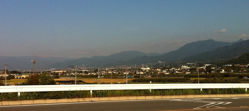 <div>曽根の勝山城から1kmほど上流の境川付近。 <br>稲作が行われている。石和付近の果樹園尽くしとは風景が異なる。</div>