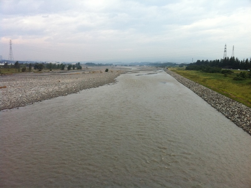 <p>曇天の釜無川。 <br>写真は北の八ヶ岳の方向を写している。ボンヤリと山が見えるだけで、圧迫感は感じなかった。</p>