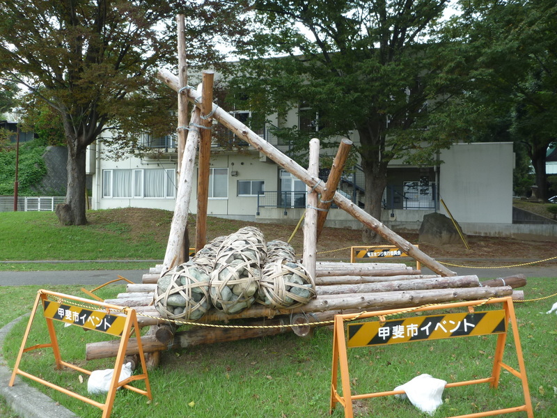 <div>釜無川で実戦配備？されいていた聖牛の針金で石を固定していたが、展示用と思われるこの聖牛は石が竹で固定されていた。昔の聖牛はこうだったらしい。 <br>聖牛の木同士を固定しているのは針金ではないかというツッコミは入れないようにしたい。</div>