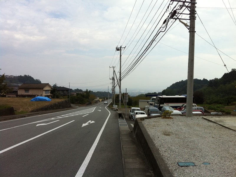 <p>武田信虎と戦った大井信達の居城、椿城。その椿城に向う台地から甲府盆地をのぞむ。 <br>街がずいぶん小さく見える。</p>