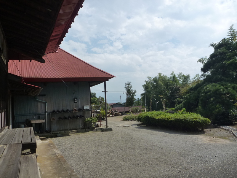 【椿城跡にある本重寺】<p>本重寺のご住職から晴れていたらこの縁側から富士山が見えるという話を伺ったので、1枚撮ってみた。作品名「幻の富士」といったところか。</p>