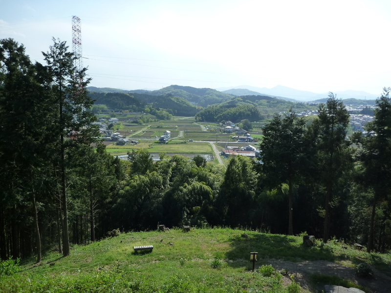 杉山城の西側から見下ろすと、かつて鎌倉街道上道が通っていた平野が見える。