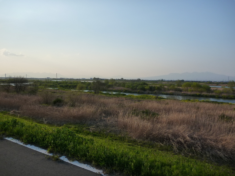 <p>五十子陣の北側、利根川南岸から赤城山（右側）と榛名山（左側）がうっすら見える。</p>
<p>享徳の乱の時には、利根川北岸に古河公方・北関東勢が陣取り、南岸の五十子陣には両上杉勢が対陣していた。<br>ということは、こんな感じの風景を太田道灌、長尾景春らも見ていただろう。</p>