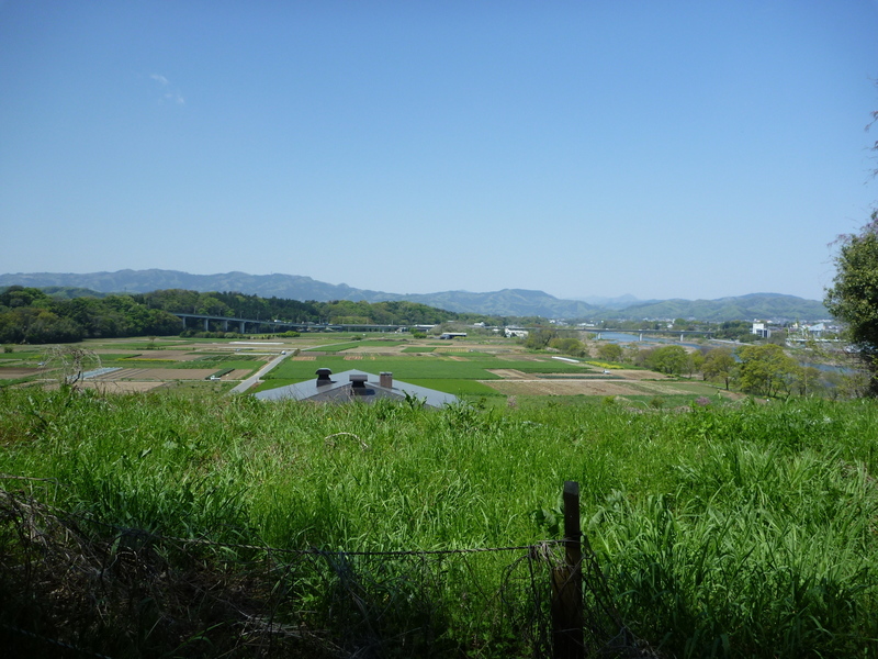 【鎌倉街道上道・赤浜より寄居方面を遠望】鎌倉街道上道から赤浜をのぞむ。対岸が北岸の花園。 写真右側の川が荒川。赤浜の渡河地点である赤浜の渡しは、写真右端辺りにあった。
<br />荒川を奥に行くと（西に行くと）、鉢形城がある。さらに、西に行くと秩父に至る。