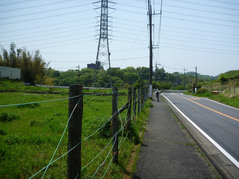 <p>糟屋館の位置は、はっきりしていない。かつては、上粕屋にある産能大学あたりと言われていた。<br> 分かりにくいが、写真中央部左側の建物が産能大学である。高台にあることが分かる。</p>