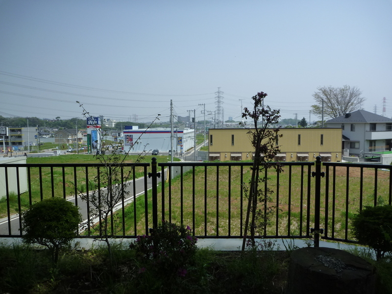 <p>近年の研究で、下糟屋の丸山城址公園あたりが糟屋館との説が出ている。<br> 写真は、国道246を挟んで、丸山城址公園と対面する高部屋神社の南側から撮った。南側から見ると、高地になっているのが分かる。</p>
