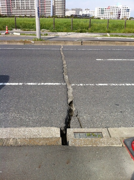【道路の地割れー東日本大震災発生から約50日後の浦安ー】<p>高洲海浜公園を出てすぐのところにあった地割れ。<br> コンクリートか何かが詰めてあった。</p>
