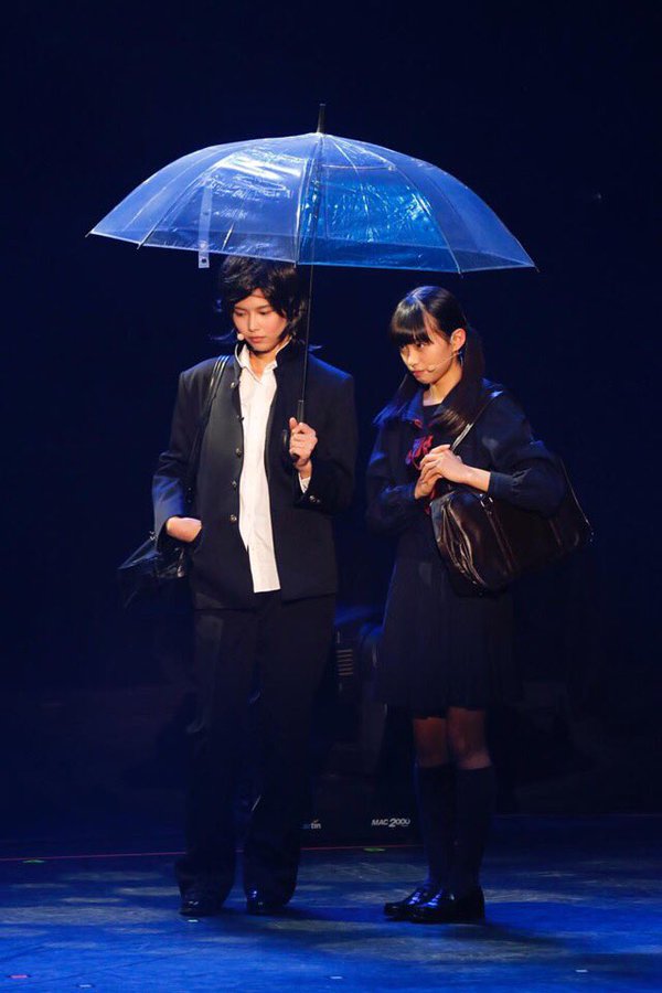 在欅坂46「招待会」上给大家展现出的男装打扮,她非常适合学生制服与男式发型。