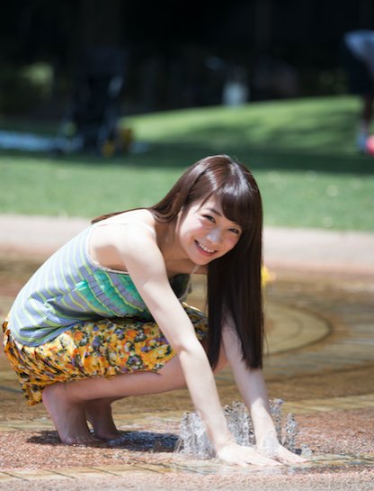 在文化杂志「BUBKA」2016年9月号的凹版写真里的秋元真夏。