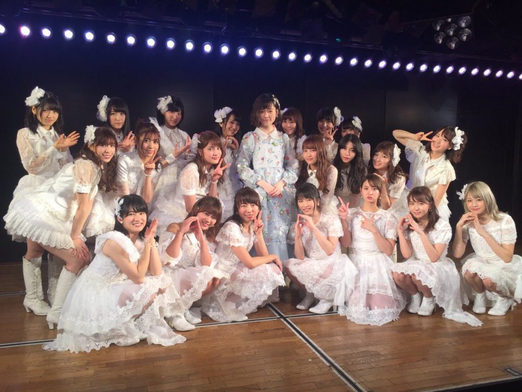 12月26日,在东京秋叶原的AKB48剧场举行毕业演出的岛崎遥香和Paruru选拔的成员们