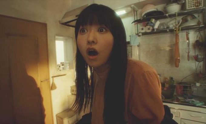 伊藤万理華が重力ゲームのPR動画に登場 天井や壁を駆け回る
